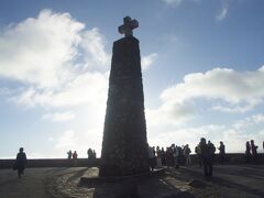 ユーラシア大陸の最西端、ロカ岬

ポルトガルの詩人、ルイス・デ・カモンイスの叙事詩「ウズ・ルジアダス」の一節の“ここに地終わり海始まる”を刻んだ石碑が立っています。

