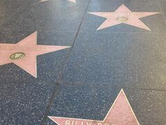 ハリウッド ウォーク オブ フェイム。
路上にハリウッドスターの星形がいくつも並んでいます。

There is many star shape of Hollywood star in Hollywood Walk of Fame.

https://youtu.be/j-KQogFg7SE