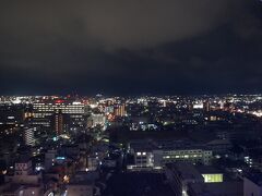 　夜の観覧車は、街路のつくりだとか地形だとかはよく分からないけど、そういう学術的なものを求めるのはマチガイです。キラキラ輝く夜景を眺めるための15分間です。
