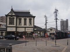 　道後温泉駅舎にスタバがオープンしていたので、朝ごはんがてら 立ち寄ってみました。
　駅舎そのものは明治44年（1911年）に建築されたものを、1986年に復元したもの。洋館風の外観は、道後温泉本館とは対照的です。
