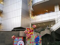 吹き抜けでス
色々なイベントしますが今は30周年
私達夫婦と一緒。
今日の装いも30年物(笑)