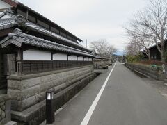 　飫肥の街は、今も往時をしのばせる武家屋敷や蔵などが多く残っており、情緒ある城下町のたたずまいを見せています。