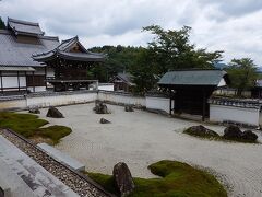 つづいて常栄寺。
庭園を見る寺院で、本堂前の枯山水をまず鑑賞。