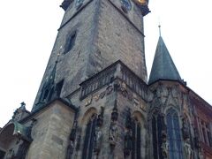 ≪旧市庁舎の塔≫ 高さ70mある旧市庁舎の時計塔。1364年に建てられ、かつては敵の来襲に備える見張り台でした。