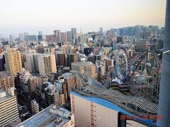 南東真下には東京ドームシティの遊園地も…