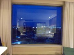 仁川空港から、シャトルバスで移動です。第２ターミナルからは、２０分ぐらいかかります。ホテルの窓からの景色です。すっかり日が暮れました。仁川は、バルセロナと違ってとっても寒いです。