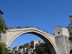 有名な　スターリ・モスト　という橋。

1566年オスマン朝支配下の時代に建てられたもので、橋脚を用いず、両岸からアーチ状に架けられた橋

真下から、見上げると。。。んっ、飛び降りてる？？