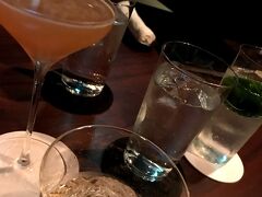 ひとはしで高級日本酒を飲み倒した後、3軒目に行きそうなメンバがバラバラになり、私は幹事ともう1人3名に。 
3軒目は幹事がバックアップに用意していたバーに突撃しました。 

ウィスキーのロックなどをあおり、今日の反省などをしていると、はぐれたメンバー達から連絡が。 
「合流するから場所を教えろ」とあったため、こちらを伝えた結果、後ほど5名ほどが合流し、計8名ほどに。入口近くのソファ席を占拠してしまいました。 