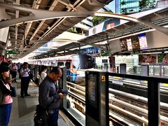 ８時起床。９時頃に宿を出発。

メークローンに向かうには、まずウォンイェンヤイの鉄道駅に向かいます。

宿のあるプロンポンからは、BTS１本で行けます。

サヤームで途中乗り換えて３０分くらい。

朝の時間帯はラッシュです。
