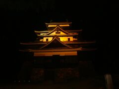 ライトアップされた松江城へ