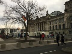 実質ドイツ滞在最終日です。
ハンブルクには日のあるうちに帰りたいので、早々とチェックアウトをして市内観光です。
ツアーでしたら半日観光でも効率よく回れるのでしょうがどうなることやら。
消化不良の観光になりそうです。
昨日ゆったりした付けが回ってきました。
ゴメン！
時間短縮のため、入場なし。
ドイツ連邦議会議事堂前をゆっくり走ります。