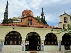 本日は少し遠出をするため、早めに宿をチェックアウト。
荷物を預かってもらい、トラムに乗ってアテネ近郊のビーチへ。
写真は何度も目にしたホテルの目の前のギリシャ正教会。