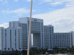 帰りのUltraMar船内がPlaya Tortugas港に近づくと、大きく港の近くにホテル。
Hotel Riu Palace Peninsula　
行き帰りに壮大な外観を見て驚きます。
RIUはあまり日本人が利用しない、とカンクンのガイドさんから聞きましたが、４トラの口コミもありませんね・・