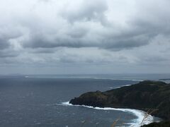 『比屋定バンタ』

雨と風がっっ
もう台風のような天気。

ガクブルで上った展望台からハテの浜が見えました。