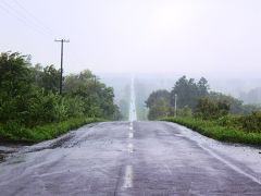 天に続く道。
天気は変わりやすく雨に。この道きれいなのになあ・・・残念。