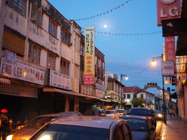 ペナン到着三日目。前日の夕方、ナッツをつまんだだけでベッドに入ってしまったので、空腹でなかなか寝付けませんでした。目が覚めると身支度を済ませ、まだ薄暗い街に出ます。