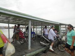 Maha Chai pier（マハチャイ埠頭）

12月05日（火）　

Maha Chai pier(マハチャイ埠頭) に到着

乗船時間が短いとはいえオートバイから降りることなく
エンジンをかけたまま真っ先に下りていくのにはビックリ！！


