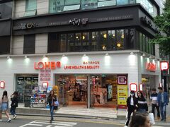 韓国・ソウル 新沙洞  地下鉄「新沙」駅付近の【ソルビン】カロスキル店
の写真。（2階にあります。）

明洞店は載せました。韓国で人気のかき氷屋さんです。
日本にもあり、東京・原宿店は行きました。

こちらがメイン通りのカロスキルになります。