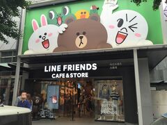 韓国・ソウル 新沙洞 【LINE FRIENDS CAFE & STORE
（ラインフレンズ カフェ&ストア）】カロスキル店の写真。

ソウル初日に明洞店を載せました。