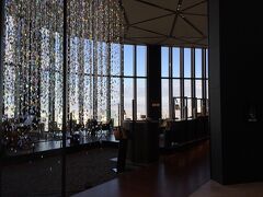 大阪・中之島『コンラッド大阪』40F

バーラウンジ【40スカイバー＆ラウンジ】の写真。

写真左の光の反射で煌めく大きなカーテンのようなものは、雲や風、
ダイヤモンドダストなど大気の輝きを表現する松尾高弘氏による
インスタレーション作品です。

〇 作品名：「AURA」（松尾高弘氏）

＜営業時間＞
10:00～深夜
 〇 朝食（10:00～11:30）
 〇 アフタヌーンティー（土日祝　14:30～17:00）
　　※ライブ演奏のカバーチャージ（1,400円）は別途加算。
 〇 ディナー（17:00～22:00）
 〇 ミッドナイト（19:30～23:30）
　　※ライブ演奏のカバーチャージ（1,400円）は別途加算。

＜料金＞
アフタヌーンティー　4,000円
※表示料金に税金とサービス料が別途加算。

＜席数＞
48席（テーブル席40席、カウンター席8席）

http://www.conradosaka.jp/restaurants/40skybar