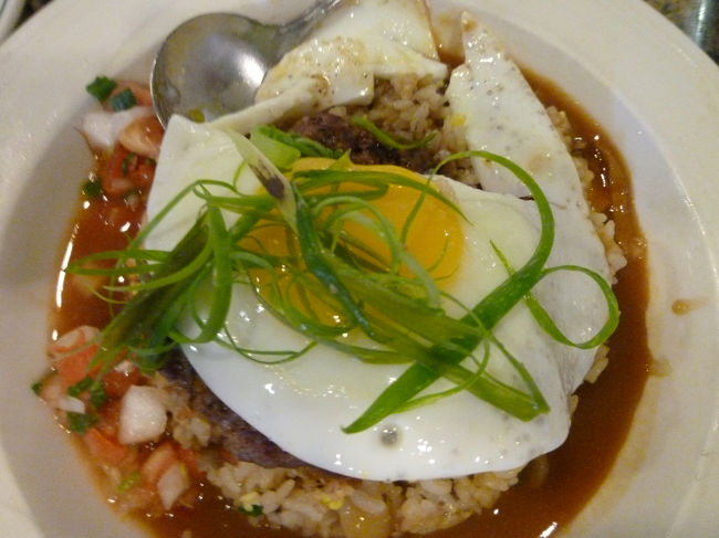 で、いきなりハワイ到着<br />パイナップルルームのロコモコが美味しいと聞き、行ってみました<br />閉店したそうですね…寂しい(T_T)<br /><br />シェアすることを伝えると、綺麗に半分にサーブしてくださいました