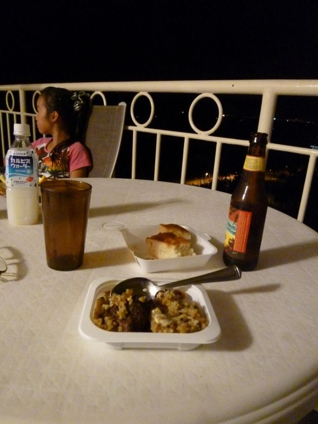 二人では食べきれず、お待ち帰りしたロコモコの残りと、添えられていたウマウマのパンで質素な夜ゴハン<br />質素でもビールと共にこのラナイで、花火鑑賞しながらのゴハンは最高です♡<br /><br />初日で疲れもマックス<br />花火を楽しんで1日目終了です