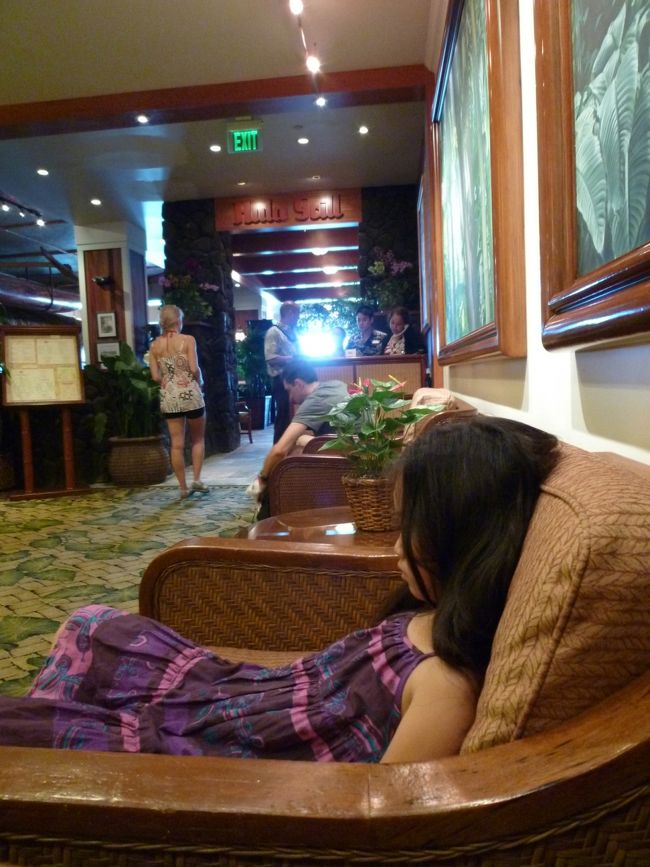 フラグリルに着きました<br />お姉さんに、少し待っていてね、と言われて5分ほど待ちました<br />まだ8時頃だったかと思いますが、出遅れたかしら…