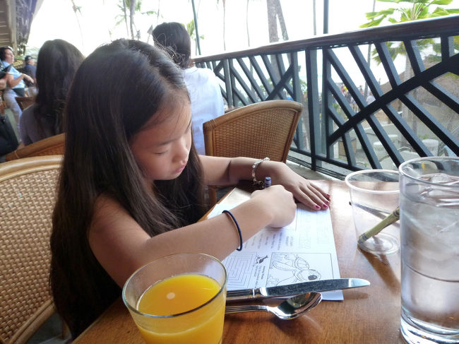 ところがところが<br />海がこんなに綺麗に臨める席に座り、塗り絵を出してもらえたにも関わらず、テンション低い娘<br />かなりお疲れのご様子で、言葉少なく…<br />むーん、盛り上がらん<br />見て、ステキな景色よ？