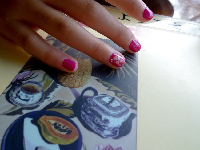 初日にドンキにあるネイル屋さんで、マニキュアをしました<br />