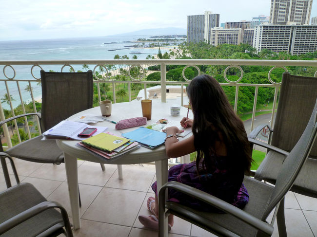 2時間ほど寝たら、元気になりました<br />海でたくさん遊ぼうと言うことになり、その前に、宿題をやっつけます<br />この環境でのお勉強は、ヤル気が出そう…<br />なんてね