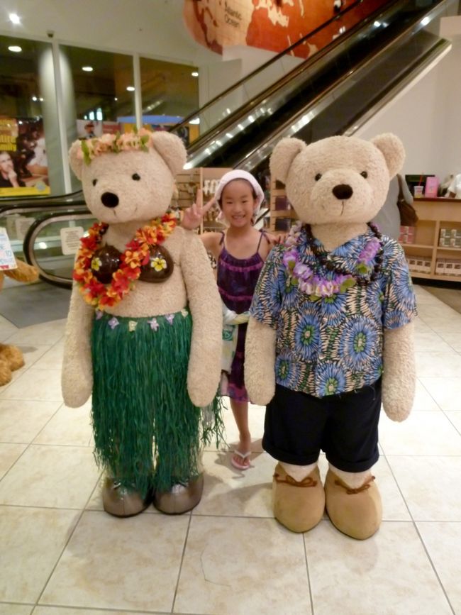 お腹もいっぱいになったので、お祭りのように多くの人が行き交う、キラキラのワイキキをお散歩しながら、ショアに帰ることにしました<br />この非日常な感覚が好きです<br /><br />テディベアーワールドで、パチリ<br />ここも閉館したそうですね<br /><br />6年ぶりだと、ほぼ初めてハワイと変わらなくなりそうな予感<br />新鮮に楽しめるかも(^○^)