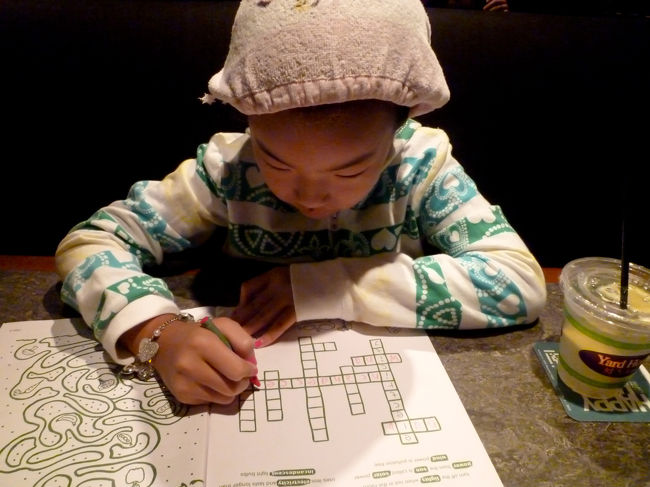 日本から持参のサンタ帽を被っています<br /><br />スイミングをしている小学生がよく被ってますが、ハワイではほとんど見かけません<br />カラッとした気候ですぐに乾きますしね<br /><br />でも娘は、髪が長いこともあり、水遊び後は必ずサンタ帽を被りました<br />おまけにサンタ帽姿を見知らぬ方に<br />『So cute!』と言われてご満悦<br />英語は理解せずとも褒め言葉だと言うことは、しっかり認識したようです