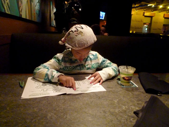 たくさん遊んで、おにぎりだけでは腹ペコの娘と、ヤードハウスにやってきました<br />まだ17時半なので、待つことなく着席<br />娘は早速、クロスワードパズルつきの塗り絵にチャレンジ