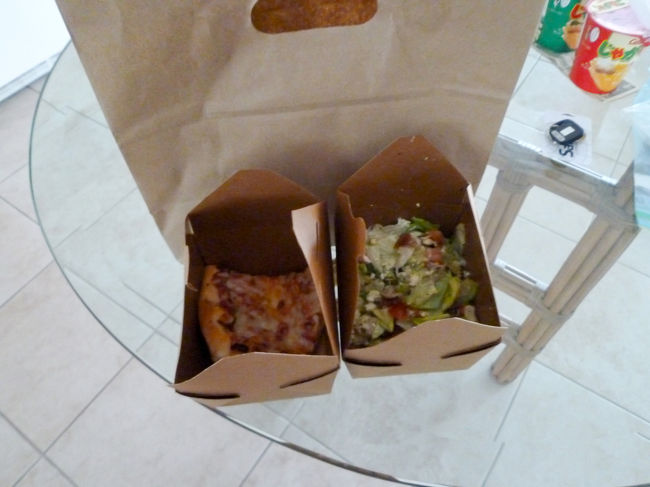 ピザとチキンサラダは食べきれず<br />持ち帰りたいとお願いすると、イケメンのウェイターさんが、綺麗に詰めてくれました<br /><br />ヤードハウスのウェイターさんは、みなさん、ご陽気で暖かい心配りをしてくれるイケメン揃いでした