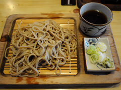 店内は落ち着いた佇まいで、客の姿も店員さんの姿も無かったが、奥の方から話し声が聞こえていたので声を掛けると、女将さんが出てきた。
鴨そばがおすすめだったが、初めてなのでもりそば（６００円）を注文。
木製のトレーのような珍しい入れ物で出てきた。
食べてみると、腰がかなり強い。
訊けば、店主の手打だそうだ。
