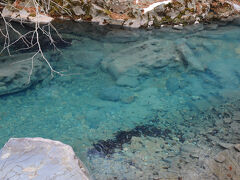 上の湯から四万川沿いに歩いて行く。
流れはとても穏やかで、水も澄んでいる。
最近では、四万ブルーなどと言われているが、この日は陽が弱く、ちょっと薄め。
それでも、とても綺麗だった。