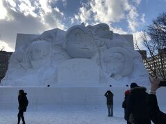 札幌雪まつりが始まっています。
雪像は東向きに造られているので、
午後からは逆光になってしまうんですね。

１０丁目　手塚治虫　生誕９０周年記念オールスターズ