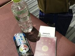 ネイホウ！こんにちは。
昨年12月、peachからクリスマスセールのお知らせメルマガが来ました。
台北行きはセールといえどお値段高め。だんだん値上がりしてるなぁ。。
香港行きはいつものセール価格据え置き。
……あれ？ 気づいたら指が勝手にクリックを……
クリスマスやししゃーない、これは不可抗力なのである。

いやいや！ちょうどよかったんです。
というのも、最近食事を見直しているところだったんです。
2016年度までは、ひどい激務部署でそれはそれは荒んだ生活を送っていたんですよね。
2017年度にマシなところに部署異動となり、これまでの鬱憤を晴らすかのごとく遊び回っておりました。
でも今までが不規則不摂生な生活を何年も続けていたので、遊ぶにも体力が尽きてきて（情けなし）…こりゃちょっと健康面を見直し・強化せんといかんよなぁ、と。
何年も滞っていた自炊を再開して、薬膳関係のレシピを試し始めました。
無理なく簡単なものしか作りませんが、だんだん料理が楽しくなってきて、そういえば香港は薬膳の本場だよね、とか…器もちょっとモチベーション上がるやつが欲しいなぁ、とか……
そんなところにpeachセールだったもので、ちょっくら雰囲気かじりに行ってみようや！となりました。

でも、ま、そんなのは建前で、要は何かっちゃ香港行きたいだけです。
あんまり休めそうにない時期だったので弾丸になっちゃったけど。
チケットはセールで往復約15,000円。

というわけで、まえおき長くなりましたが関空から行ってきます！
ちょうど節分だったので恵方巻きと一緒に出国しました。
かぶりつくと後ろからイクラがこぼれてえらいこっちゃでした。