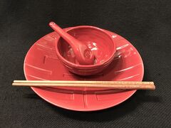 G.O.D.で買った食器類。
大皿と、少し小ぶりのお椀とレンゲ、木の箸。
赤い食器は全部表面がダブルハピネスになってるのわかりますか？？
食器の形に合わせてボコボコと凹凸のついたダブルハピネス。
凹凸があるので、たまに水分拭き取りにくい（笑）
私の自炊モチベーションの原動力になってもらいます。頼むで！