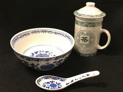 興祥富記で買った食器類。
中華っぽいやつが欲しかったんだよー！
最近よく鹹豆漿作るので、それ用にします！ヾ(´ε｀*)ゝ

鹹豆漿おいしいですよねー、なんかすっかりはまってしまいました。
ただひとつ問題があって……私、台湾で鹹豆漿食べたことない＼(^o^)／
だから、よく作って食べてるものの、それが本当に鹹豆漿なのか不明（笑）
何回も行ってるくせに朝に弱くて、鹹豆漿食べに行ったことないんですよね…
「本場の鹹豆漿を食べる」 これ、次回台湾旅行の宿題です！

あとマグカップは買うつもりなかったんですけど、一目惚れして買ってしまいました！
だって、「茶」って！（笑）
こんなわかりやすく中華なやつないわー！と勢いで買ってしまいました。
漢字Ｔシャツ来て喜んでる外国人のことをとやかく言えないぜ…

興祥富記で買った食器、結構薄くて軽くて使いやすいです。
でも、薄い＝割れやすいので、うっかり割らんようにしよ。。