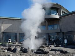 次は、諏訪湖を時計回りに進んで、湖の南東側から御神渡りを見たいと思います。

その前にちょっとだけ普通の観光。

冬だとさらに水蒸気が派手に上がっている、諏訪湖間欠泉センターです。
今となっては人工の間欠泉とのことですが。