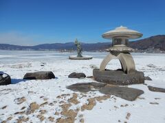 諏訪市湖畔公園。

芝生の広場の上は積雪です。