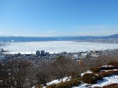 クルマを走らせ、立石公園からの結氷した諏訪湖。

写真だと分かりにくいんですが、湖の上も雪のある場所、御神渡りのできている場所、結氷していない場所などがあるので、湖の上に様々な模様ができていました。