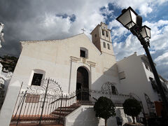 お昼12時半過ぎ、レアル通りに建つ教会「Church of San Antonio de Padua (Iglesia de San Antonio de Padua)」に到着。