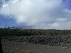 では、キラウエア火山国立公園に移動です。

まだまだ活火山なので、大地は真っ黒。
あるところを境に植物は消えます。
ほんと、すごいんですよ！ぜひ実物を、見てほしい！（ボキャ貧ですみません）

写真の奥側は木が生えてるのですが、手前は溶岩の荒野です