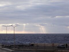 本島側のチェルケウワ港に到着。雲と夕陽がまるでショータイムのよう。