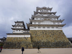 ●姫路城

結構な石垣の高さです。
大天守に目がいってしまいますが、隣に小天守もあります。
白壁はまだまだ眩しい感じでした。


