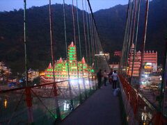 橋の対岸で異様に輝くのはシュリー・トラーヤン・パクシュワール寺院。