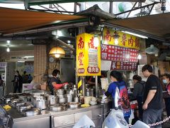 三多商圏駅で下車して、自強市場の南豐魯肉飯へ

大行列ができていましたが、並んでるのはテイクアウトのお客さん
