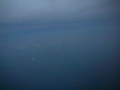 早朝真っ暗な中搭乗し遠いＤ滑走路まで走らされ薄明るくなり飛び立ちました
